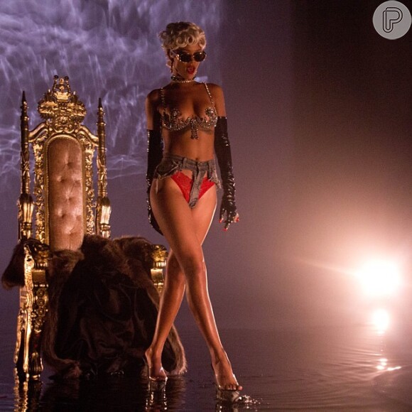 Rihanna aparece com figurino ousado em seu novo clipe, 'Pour it Up'