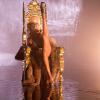 Rihanna mostra flexibilidade na gravação de seu novo clipe, 'Pour it Up'