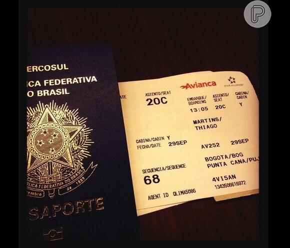 Antes de embarcar para Punta Cana, Thiago Martins postou uma foto de seu passaporte e da passagem e comemorou: 'A caminho do paraíso!'