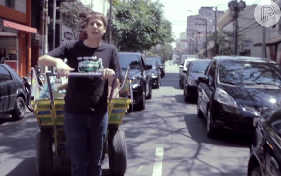Fábio Porchat passou alguns minutos como carroceiro em Sorocaba, São Paulo, para apoiar um projeto social