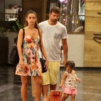 Marcelo Faria faz passeio em família no Rio e não sai de perto da filha, Felipa