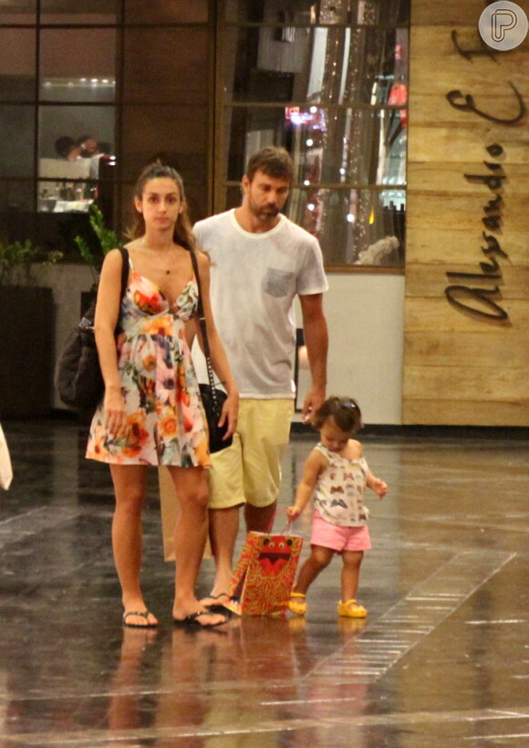 Marcelo Faria passeia em shopping do Rio com a mulher, Camila Lucciola, e a filha, Felipa, de 1 ano e 10 meses, em 20 de dezembro de 2012