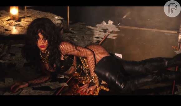 Rihanna ainda usa outro figurino e abusa da meia arrastão e botas durante dança no chão