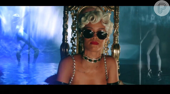 Rihanna usa óculos escuros na maior parte do vídeo. Além de ficar sentada em um trono. Mas isso não a impede de rebolar e mostrar seu gingado