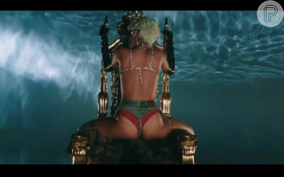 Rihanna também não deixa de mostrar o belo corpo rebolando no trono que usa de cenário para o clipe