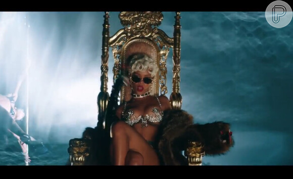 Rihanna usa peruca loira e pouca roupa no clipe de 'Pour It Up', que foi lançado nesta quarta-feira. A música retrata o universo de club de strippers e a cantora não se limitou em retrata-lo