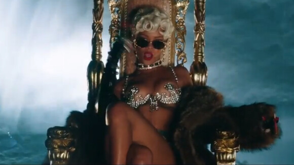 Rihanna lança clipe de 'Pour it Up' com pole dance e muito rebolado