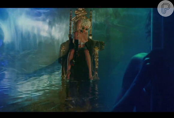 Rihanna abusou da sobreposição de imagens no clipe de 'Pour It Up'. O trabalho foi lançado nesta quarta-feira, em 2 de outubro de 2013