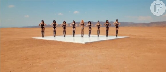 Em outra cena, Britney dança em cima de um quadrado branco no deserto