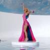 Britney Spears aparece em cima de plataforma redonda em piscina rodeada de paredes no clipe 'Work Bitch'