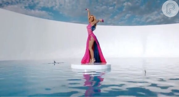 Britney Spears aparece em cima de plataforma redonda em piscina rodeada de paredes no clipe 'Work Bitch'