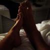 Antonia Fontenelle publica foto de dois pés no Instagram insinuando que não foi dormir sozinha, em 4 de outubro de 2013