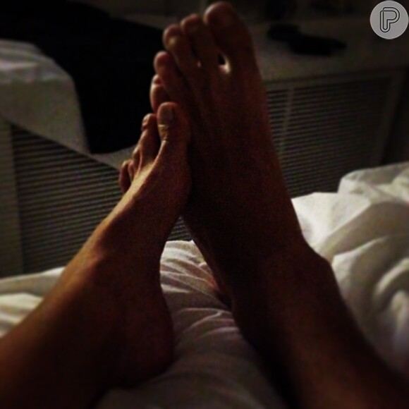 Antonia Fontenelle publica foto de dois pés no Instagram insinuando que não foi dormir sozinha, em 4 de outubro de 2013