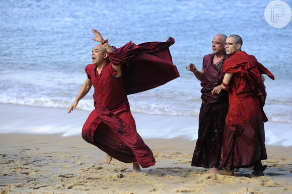 Os monges ficam fascinados com o mar, em cena de 'Joia Rara'