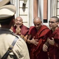 'Joia Rara': trio de monges chega ao Rio de Janeiro e vai parar na prisão