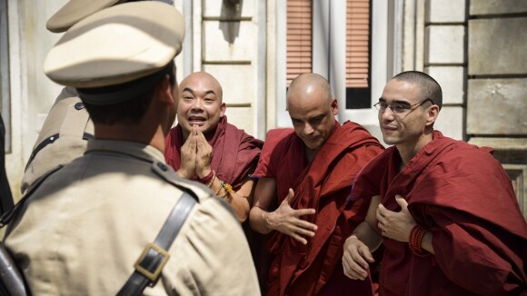 'Joia Rara': trio de monges chega ao Rio de Janeiro e vai parar na prisão