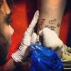 Cara Delevingne faz tatuagem em perna de fã e publica no Instagram