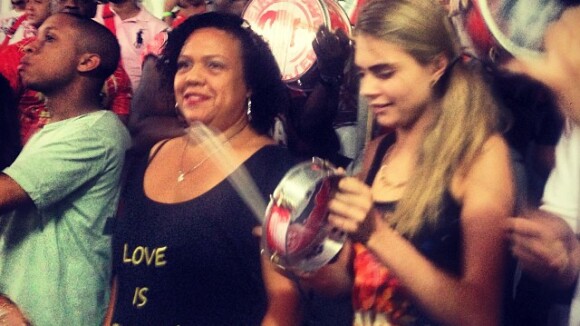 Cara Delevingne faz tatuagem em fã e samba na quadra do Salgueiro, no Rio