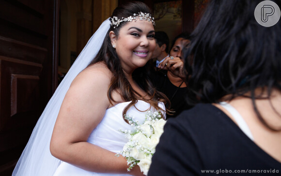 Fabiana Karla contou que na vida real evitou o vestido de noiva