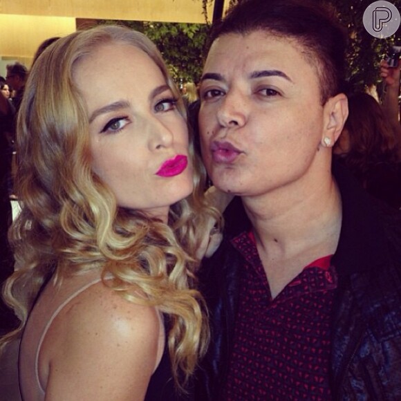 Angélica posa ao lado de David Brazil no lançamento de seu salão de beleza em um shopping do Rio