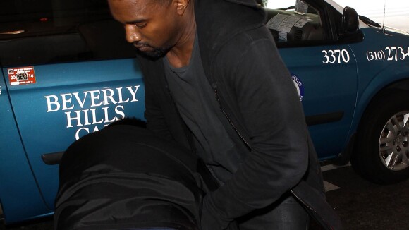 Fotógrafo que agrediu Kanye West não quer se afastar do rapper, como pediu juiz