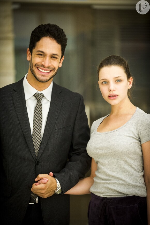 Rafael (Rainer Cadete) e Linda (Bruna Linzmeyer) começam a se envolver de forma lúdica e poética em 'Amor à Vida', em 12 de outubro de 2013