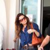 Giovanna Antonelli deixou barriga sequinha à mostra ao desembarcar no aeroporto de Congonhas, em São Paulo