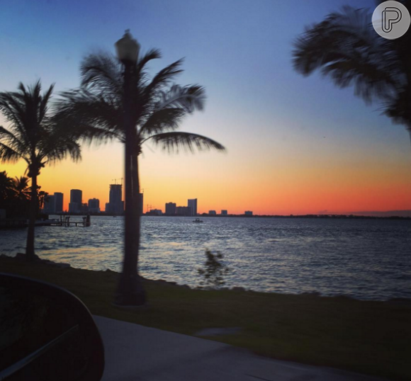 Carolina Dieckmann compartilhou uma foto e marcou Miami na localização