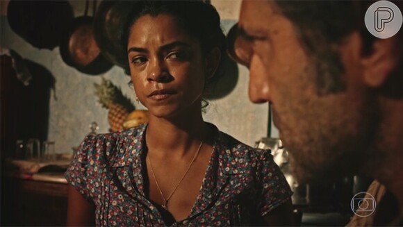 Em 'Velho Chico', Luzia (Lucy Alves) recrimina o assunto com o olhar e deixa claro estar incomodada com o assunto