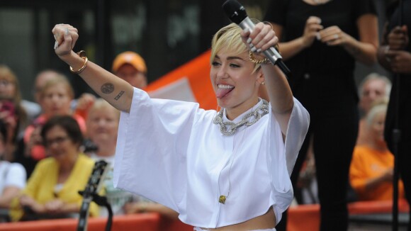 Miley Cyrus ganha vaso sanitário de R$ 21 mil em aposta com produtor musical