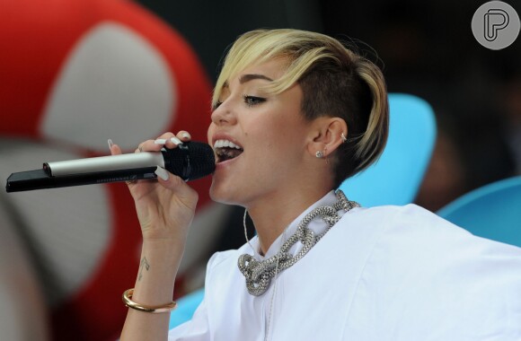Miley disse que vai exigir o prêmio do produtor: 'Ao contrário do que ele pensa, ele vai ter que comprar para mim esse vaso sanitário de US$ 10 mil. Irei pensar em Dr. Luke sempre que sentar nele'