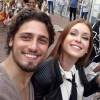 Daniel Rocha e Marina Ruy Barbosa fazem uma selfie durante os intervalos da gravação da novela 'Totalmente Demais'