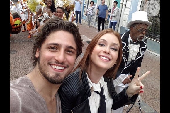 Daniel Rocha e Marina Ruy Barbosa fazem uma selfie durante os intervalos da gravação da novela 'Totalmente Demais'