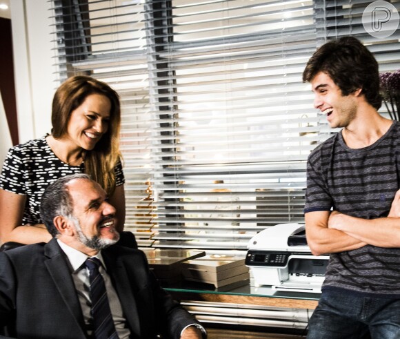 Germano (Humberto Martins) diz a Lili (Vivianne Pasmanter) que eles serão felizes com Fabinho, seu filho, na novela 'Totalmente Demais'