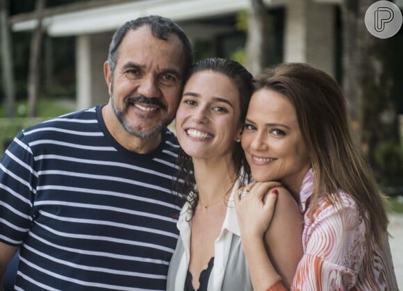 Lili (Vivianne Pasmanter) tira a foto dela com Sofia e Germano (Humberto Martins) de seu tablet para afastar a tristeza pela morte da filha, na novela 'Totalmente Demais'