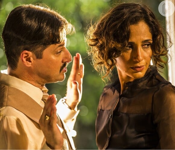 Carlos Eduardo (Marcelo Serrado) chama Tereza (Camila Pitanga) e a leva para longe de Cícero (Marcos Palmeira), irritado, na novela 'Velho Chcio'