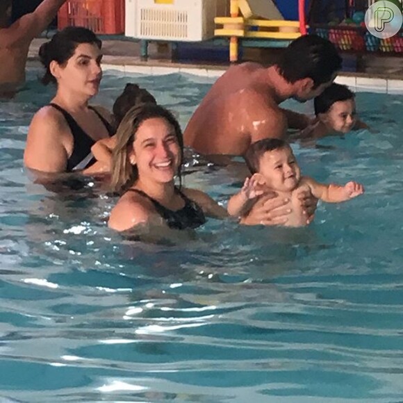 Matheus Braga publicou em seu Instagram uma foto de Fernanda Gentil na aula de natação com seu filho, Gabriel, de oito meses