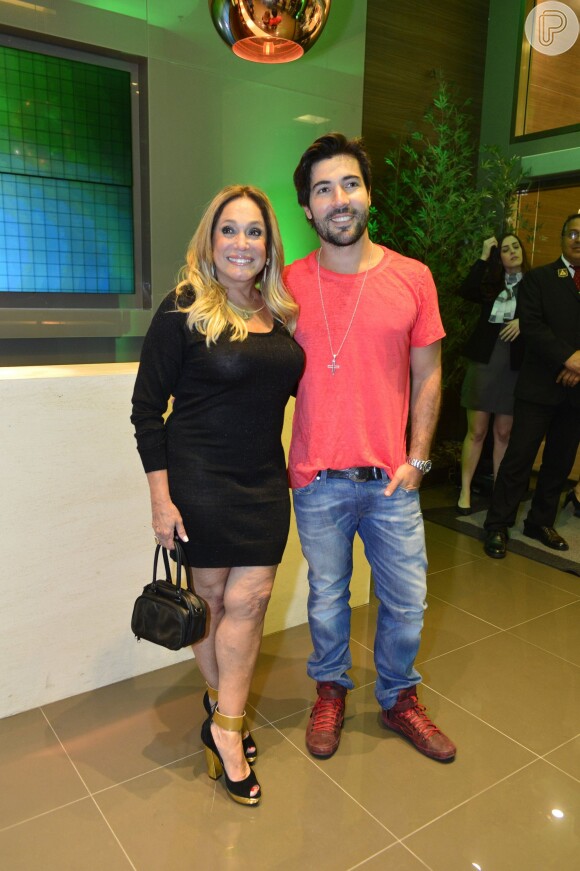Susana Vieira posa ao lado do noivo, Sandro Pedroso, usando vestido com leve transparência