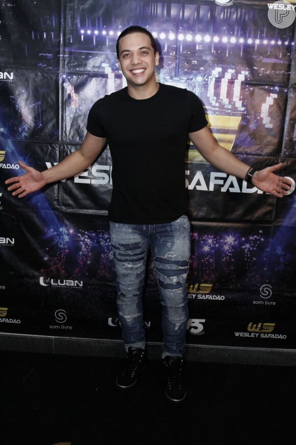 Mulher de Wesley Safadão criou perfil fake para atacar ex do cantor, diz jornal