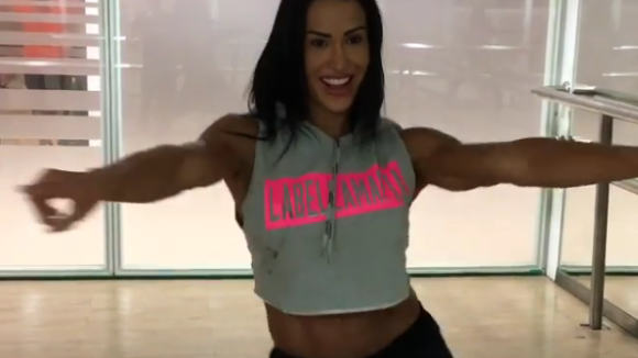 Gracyanne Barbosa posta vídeo dançando funk e agita a web: 'Dotes de dançarina'