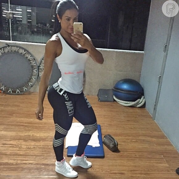 Gracyanne Barbosa publica diariamente em seu Instagram fotos e vídeos de seus treinos na academia