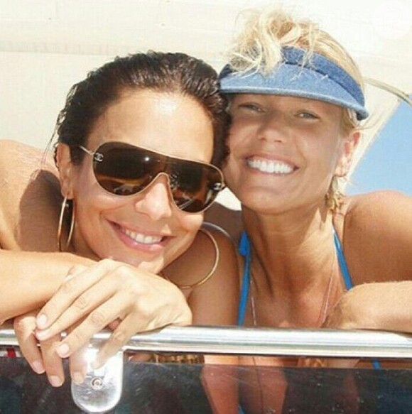 Xuxa e Ivete Sangalo são tão amigas que se consideram irmãs. No aniversário da apresentadora, a baiana postou uma foto abraçada à loira no Instagram