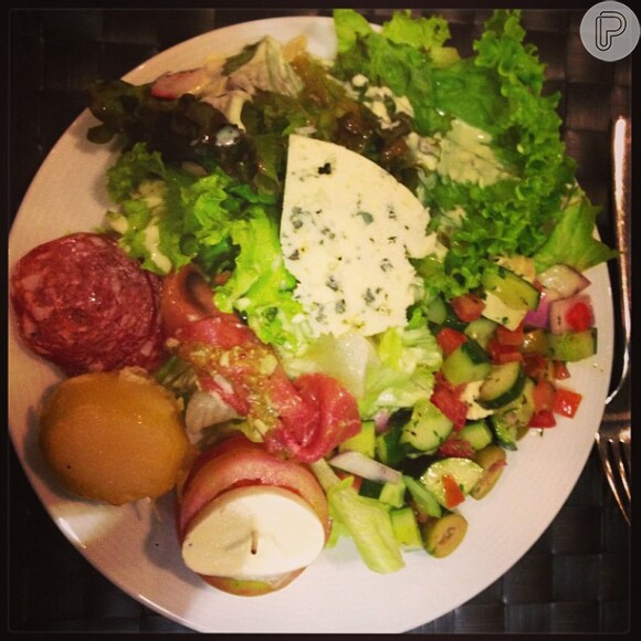Ivete Sangalo mostra para os seguidores do Instagram seu prato no almoço, com muita salada