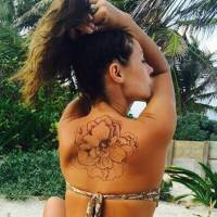 Paolla Oliveira exibe tatuagem em foto, mas garante: 'Não é de verdade'