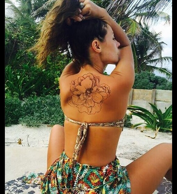 Paolla Oliveira surpreende fãs com tatuagem de mentira em foto postada em seu Instagram nesta segunda-feira, dia 25 de abril de 2016
