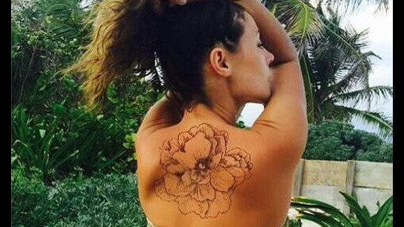 Paolla Oliveira exibe tatuagem em foto, mas garante: 'Não é de verdade'
