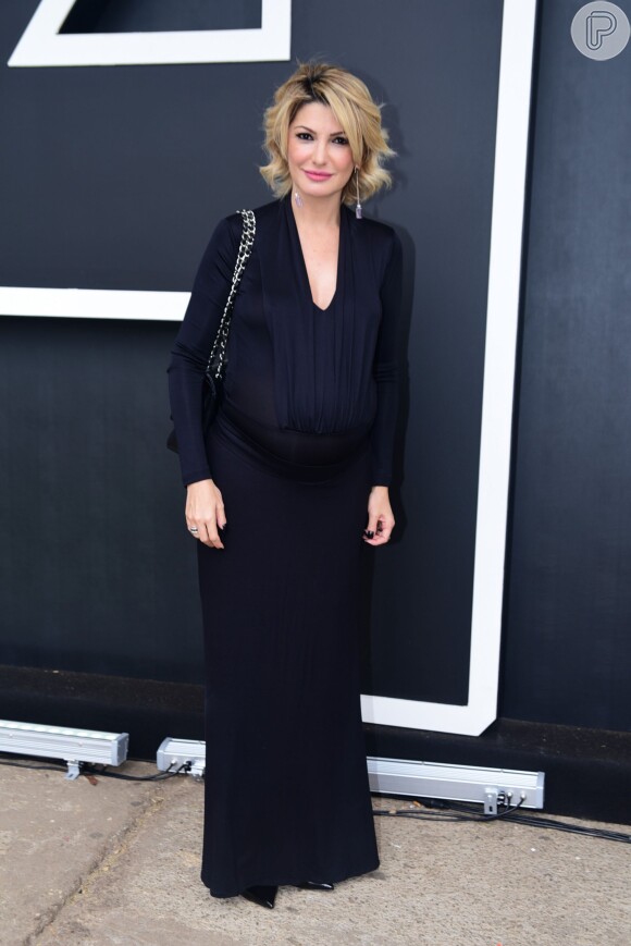 Grávida, Antonia Fontenelle confere os desfiles da São Paulo Fashion Week nesta terça-feira, 26 de abril de 2016