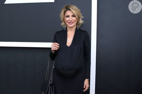 Grávida, Antonia Fontenelle confere os desfiles da São Paulo Fashion Week nesta terça-feira, 26 de abril de 2016