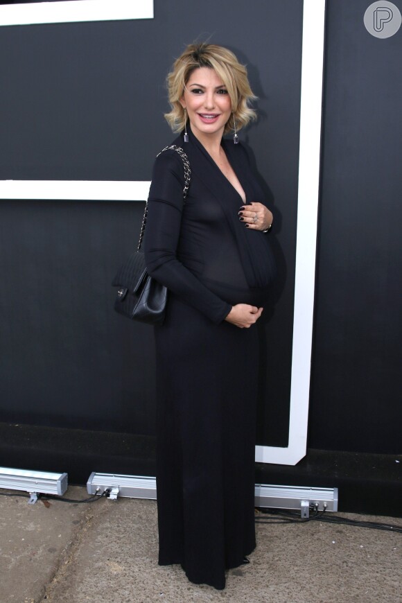 Grávida, Antonia Fontenelle confere os desfiles da São Paulo Fashion Week nesta terça-feira, 26 de abril de 2016