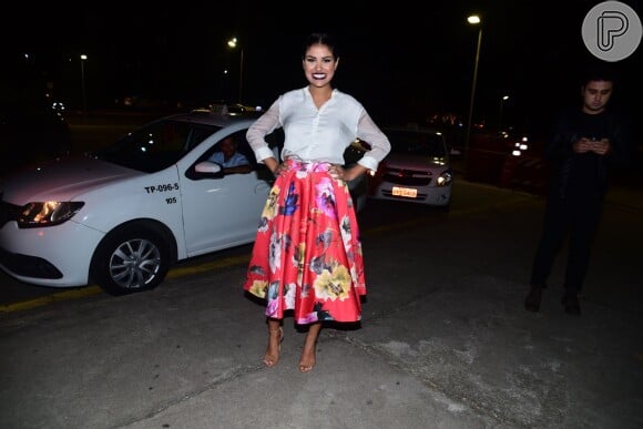 A campeã do 'BBB16' escolheu uma saia floral da grife Maracujá e blusa, da marca Ricardo Almeida